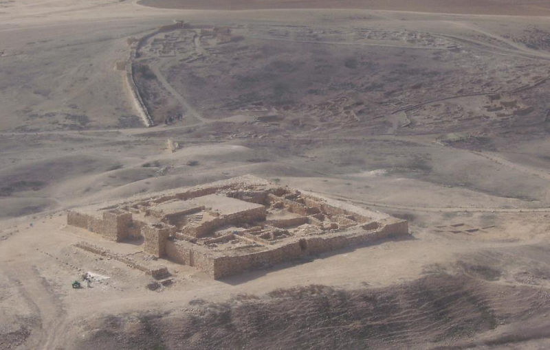 Imagen aérea de la fortaleza de Tel Arad, donde se encontraron las inscripciones usadas para el estudio. Imagen: Wikimedia